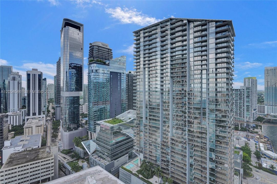 For Sale: $425,000 (1 beds, 1 baths, 738 Square Feet)