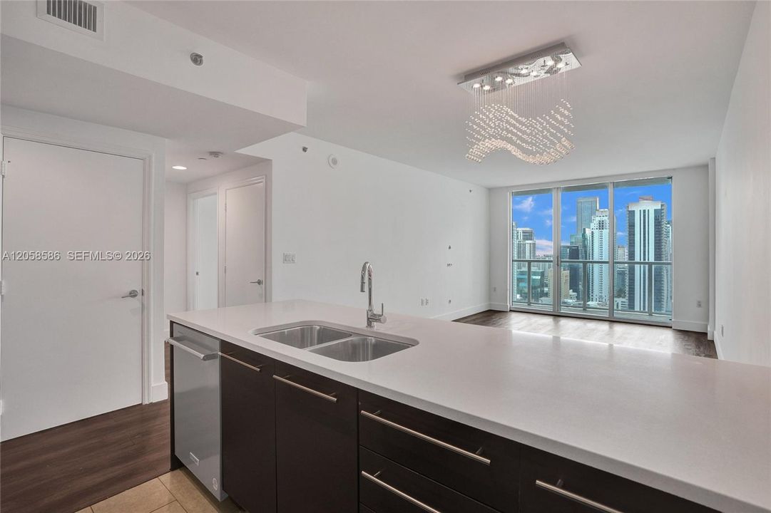 For Sale: $425,000 (1 beds, 1 baths, 738 Square Feet)