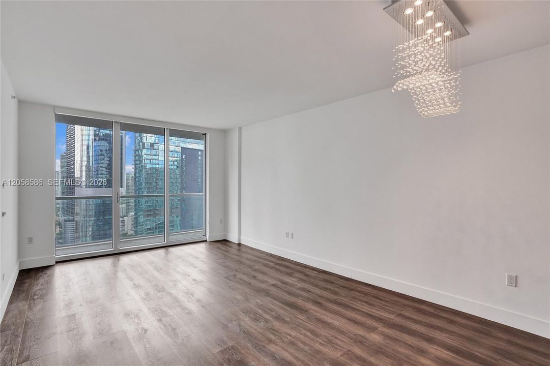 For Sale: $425,000 (1 beds, 1 baths, 738 Square Feet)