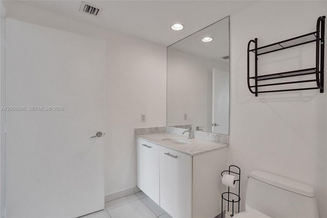 For Sale: $425,000 (1 beds, 1 baths, 738 Square Feet)