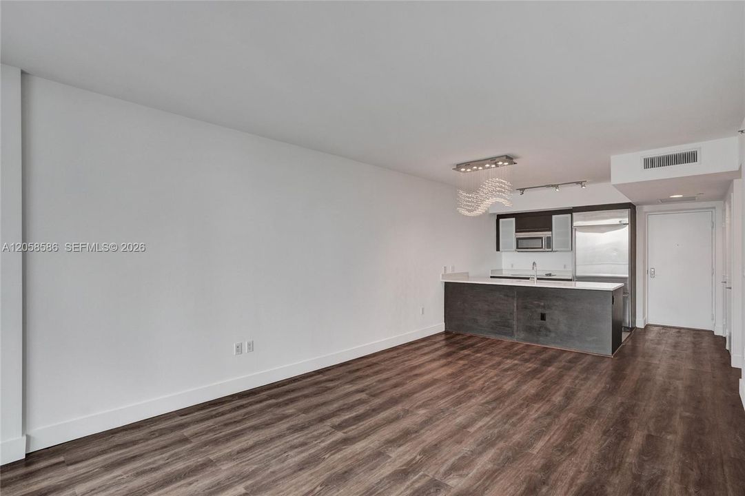 For Sale: $425,000 (1 beds, 1 baths, 738 Square Feet)