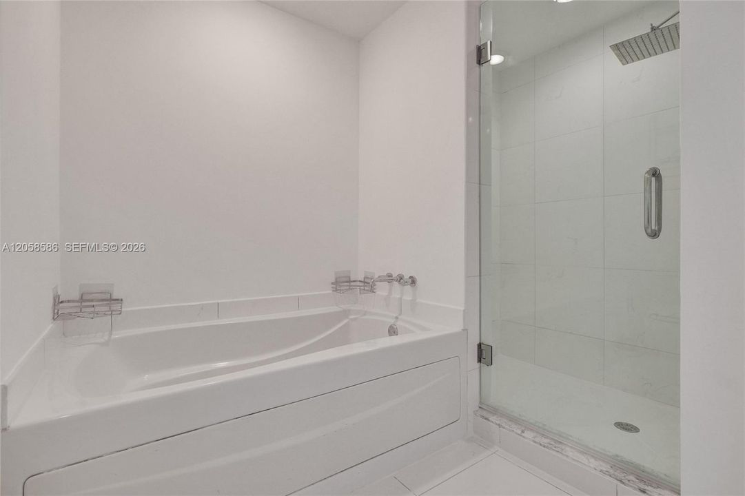 For Sale: $425,000 (1 beds, 1 baths, 738 Square Feet)