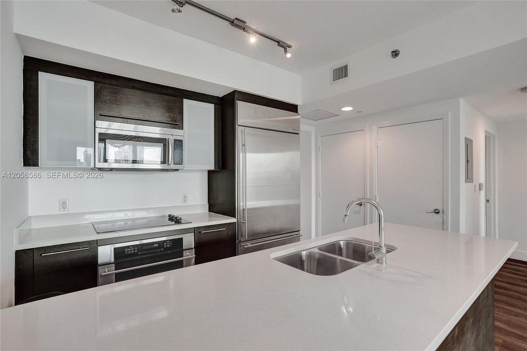 For Sale: $425,000 (1 beds, 1 baths, 738 Square Feet)