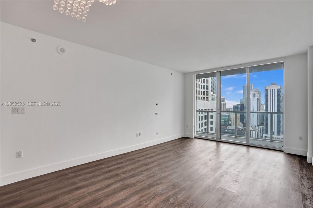 For Sale: $425,000 (1 beds, 1 baths, 738 Square Feet)