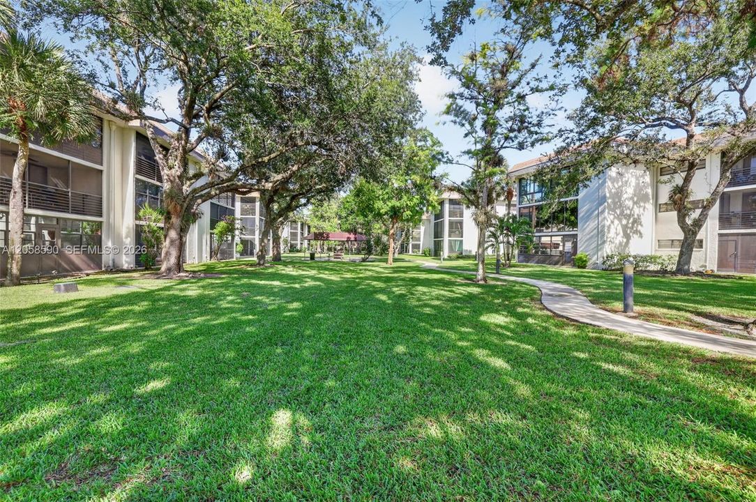 For Sale: $192,000 (2 beds, 2 baths, 985 Square Feet)
