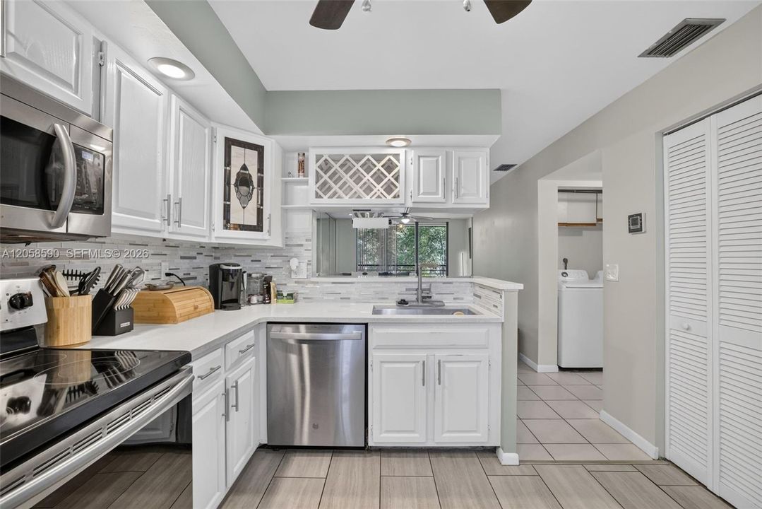 For Sale: $192,000 (2 beds, 2 baths, 985 Square Feet)