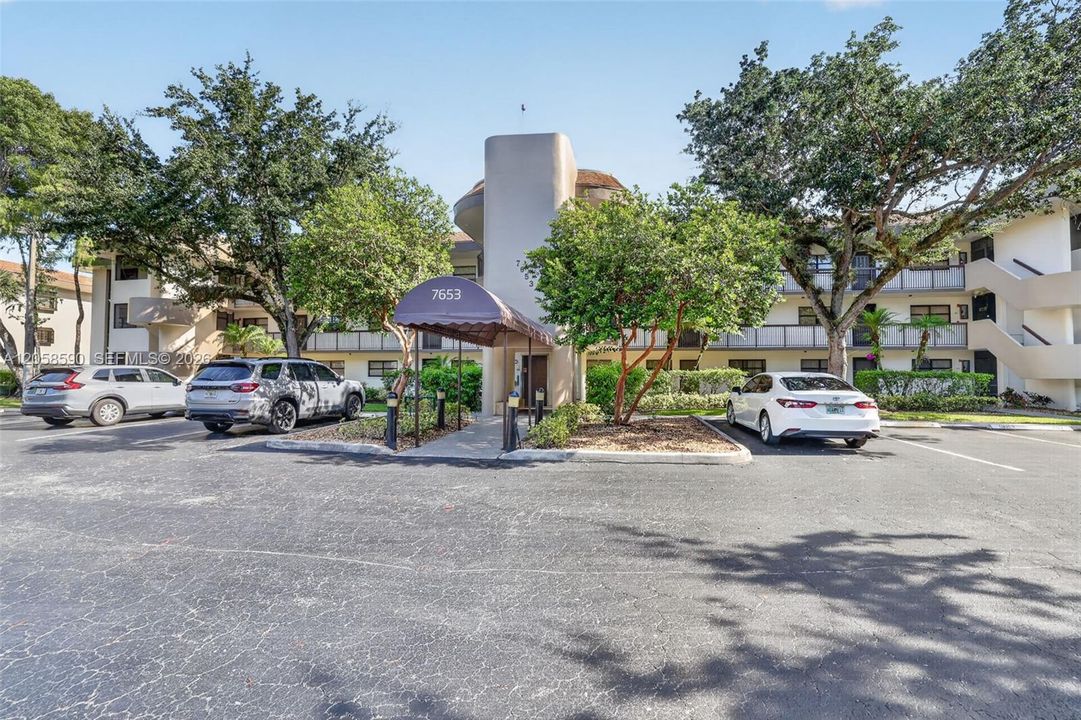 For Sale: $192,000 (2 beds, 2 baths, 985 Square Feet)