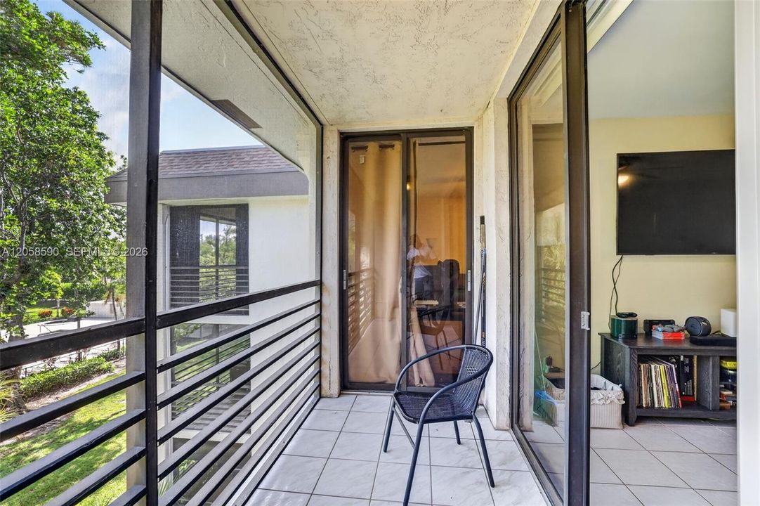 For Sale: $192,000 (2 beds, 2 baths, 985 Square Feet)