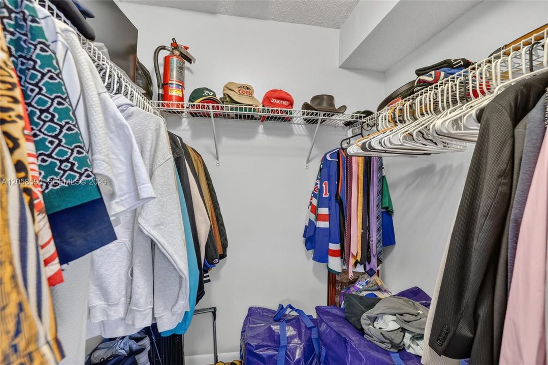 For Sale: $192,000 (2 beds, 2 baths, 985 Square Feet)