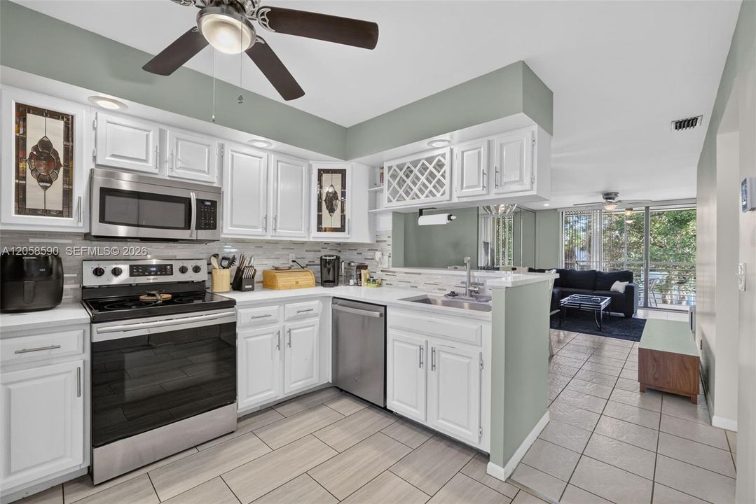 For Sale: $192,000 (2 beds, 2 baths, 985 Square Feet)