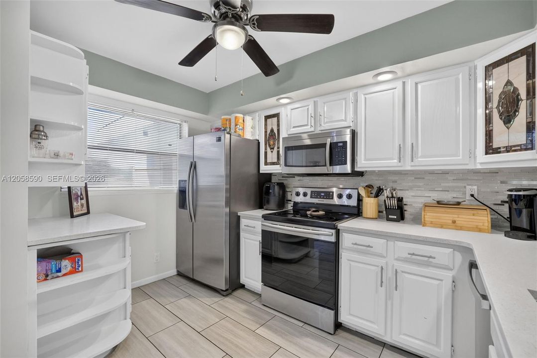 For Sale: $192,000 (2 beds, 2 baths, 985 Square Feet)