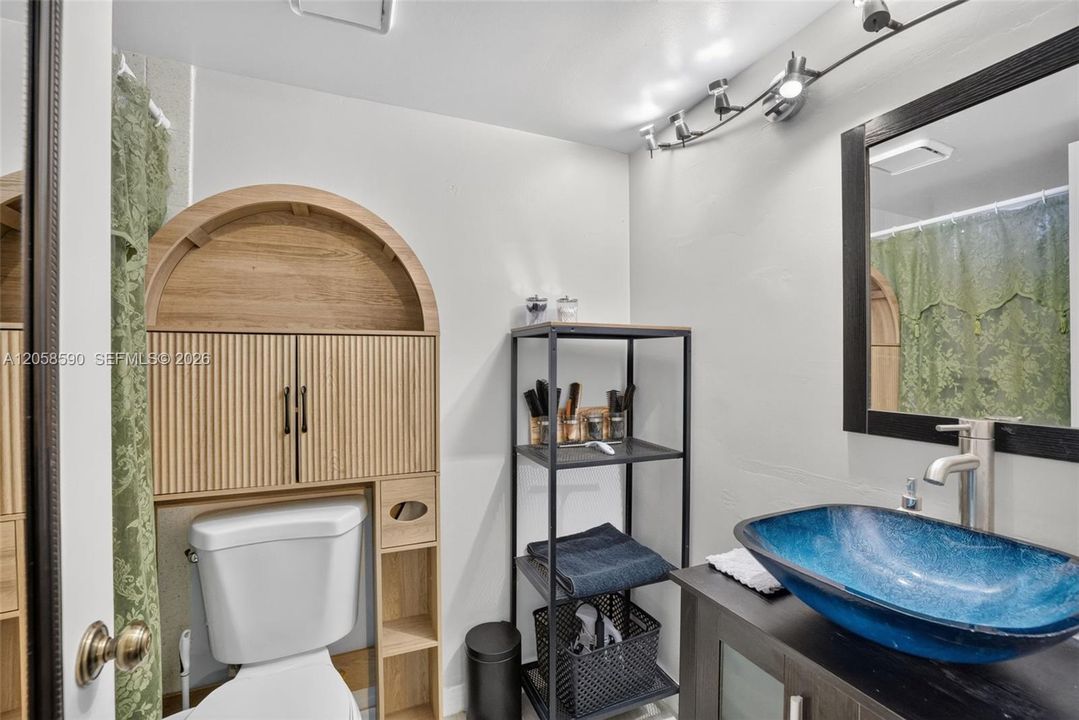 For Sale: $192,000 (2 beds, 2 baths, 985 Square Feet)