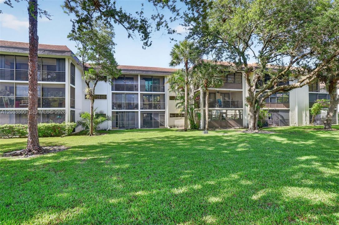 For Sale: $192,000 (2 beds, 2 baths, 985 Square Feet)