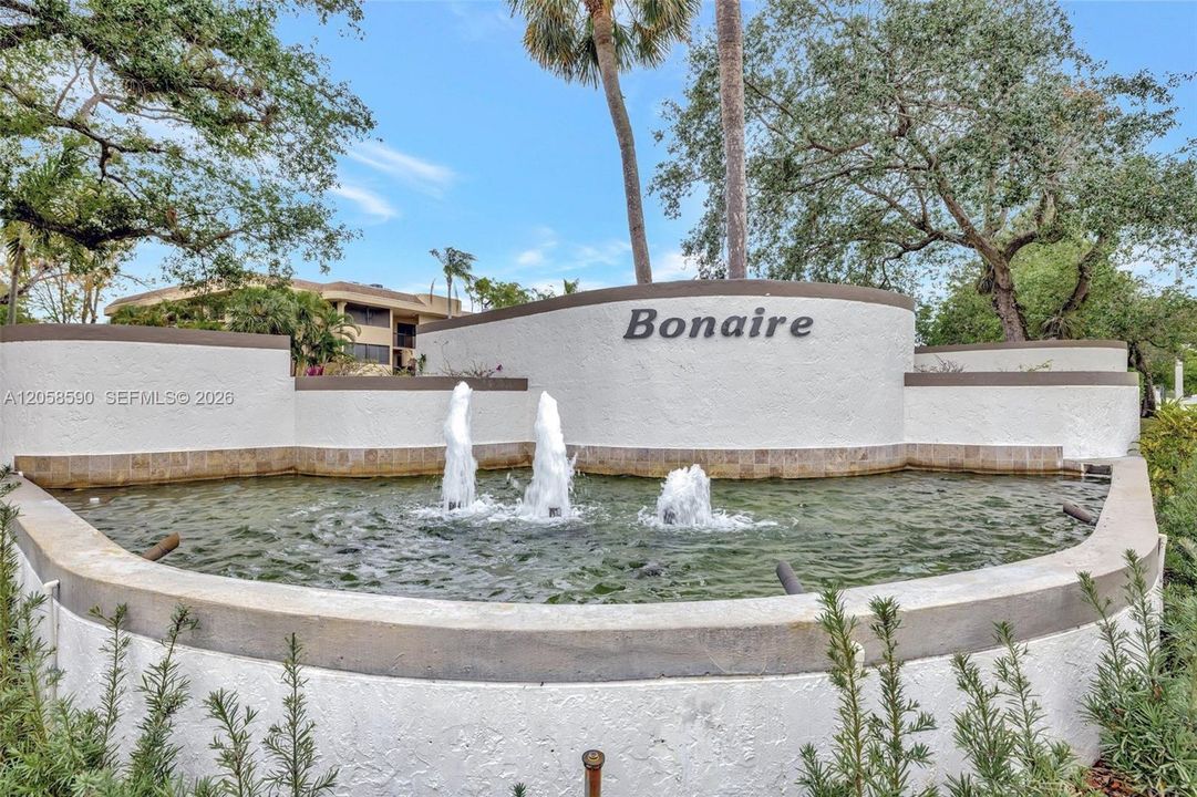 For Sale: $192,000 (2 beds, 2 baths, 985 Square Feet)