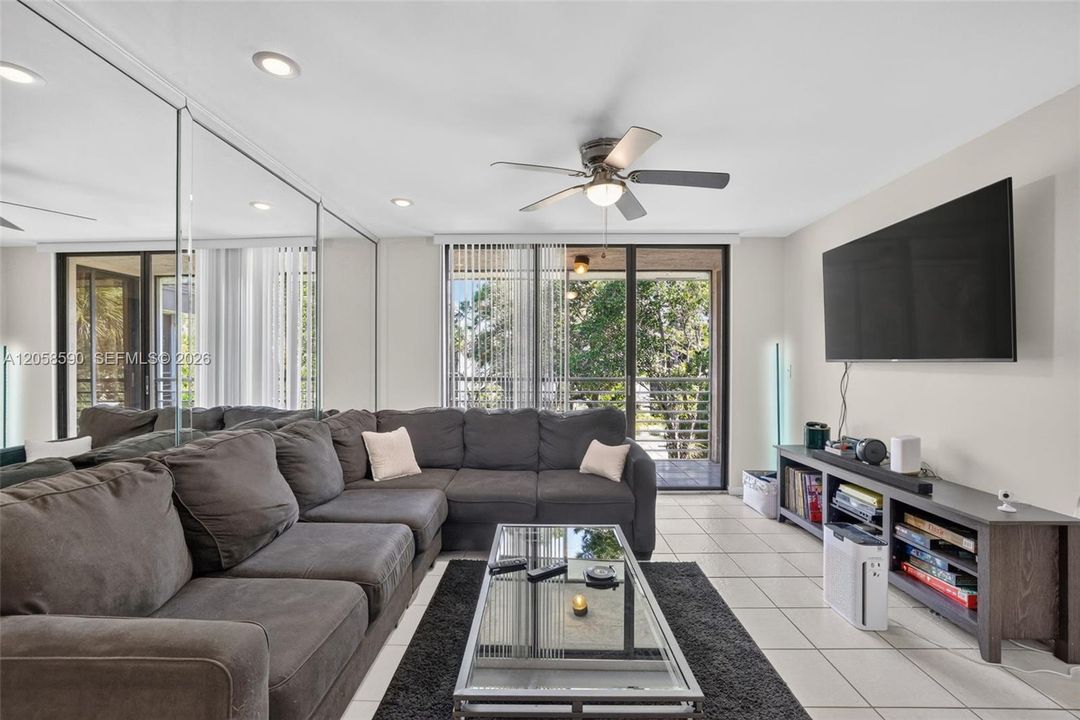 For Sale: $192,000 (2 beds, 2 baths, 985 Square Feet)
