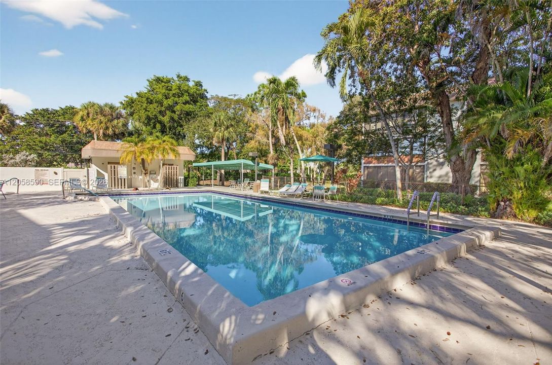 For Sale: $192,000 (2 beds, 2 baths, 985 Square Feet)
