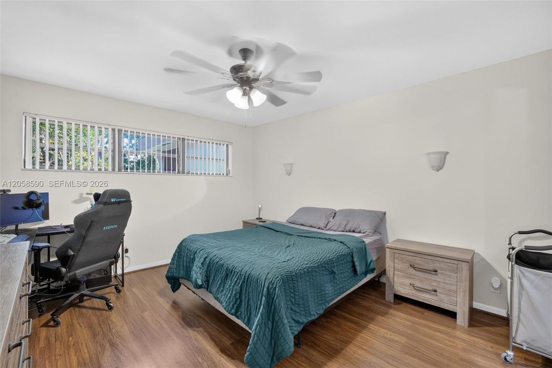 For Sale: $192,000 (2 beds, 2 baths, 985 Square Feet)