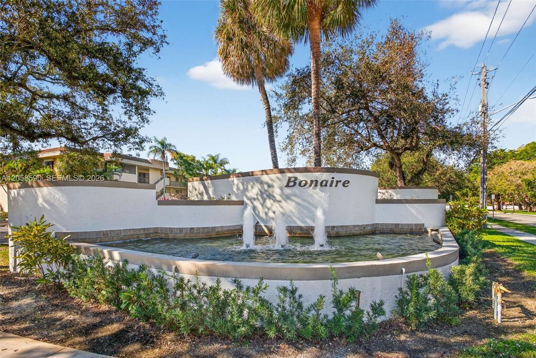 For Sale: $192,000 (2 beds, 2 baths, 985 Square Feet)