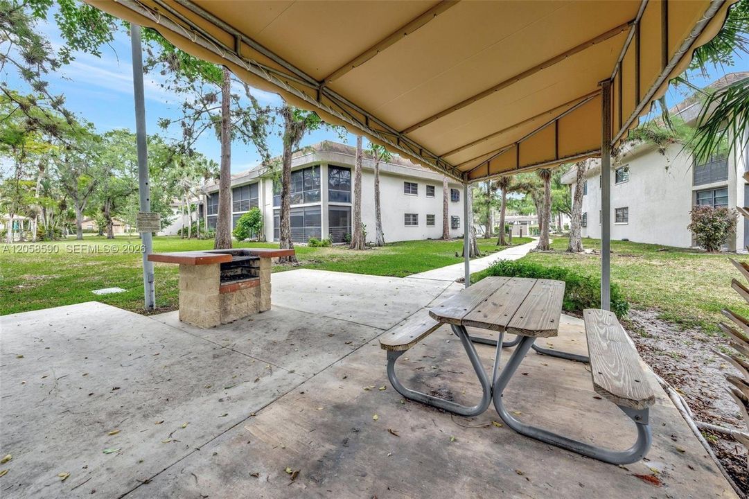 For Sale: $192,000 (2 beds, 2 baths, 985 Square Feet)