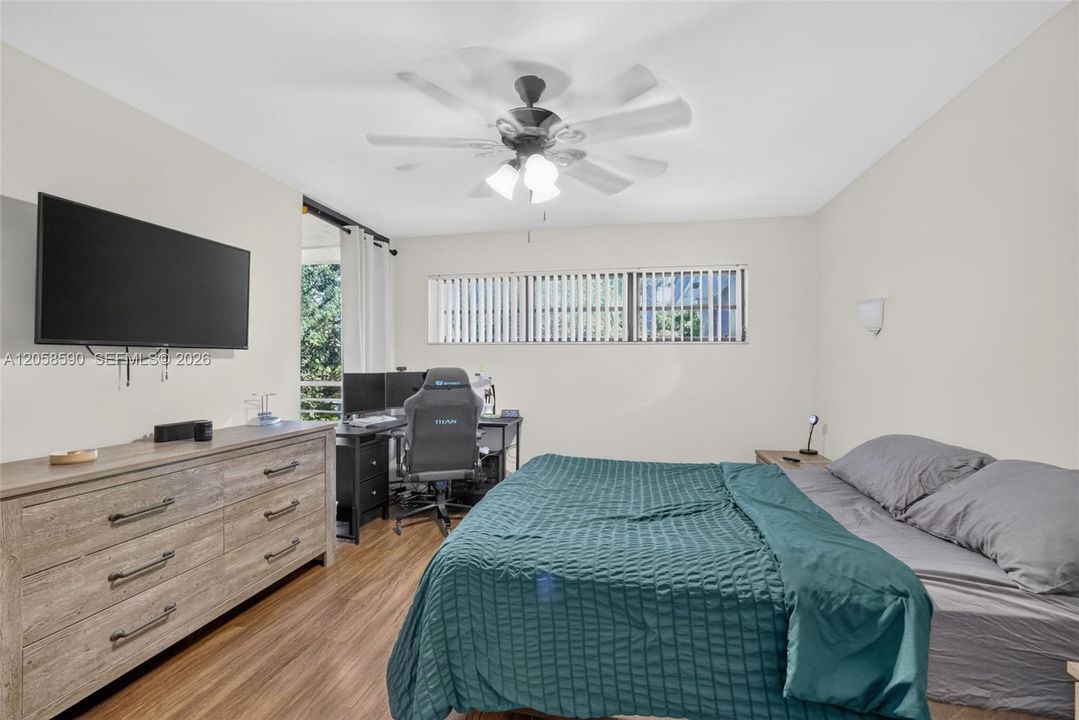For Sale: $192,000 (2 beds, 2 baths, 985 Square Feet)