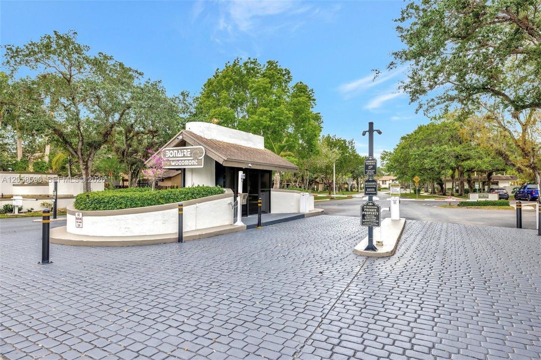 For Sale: $192,000 (2 beds, 2 baths, 985 Square Feet)