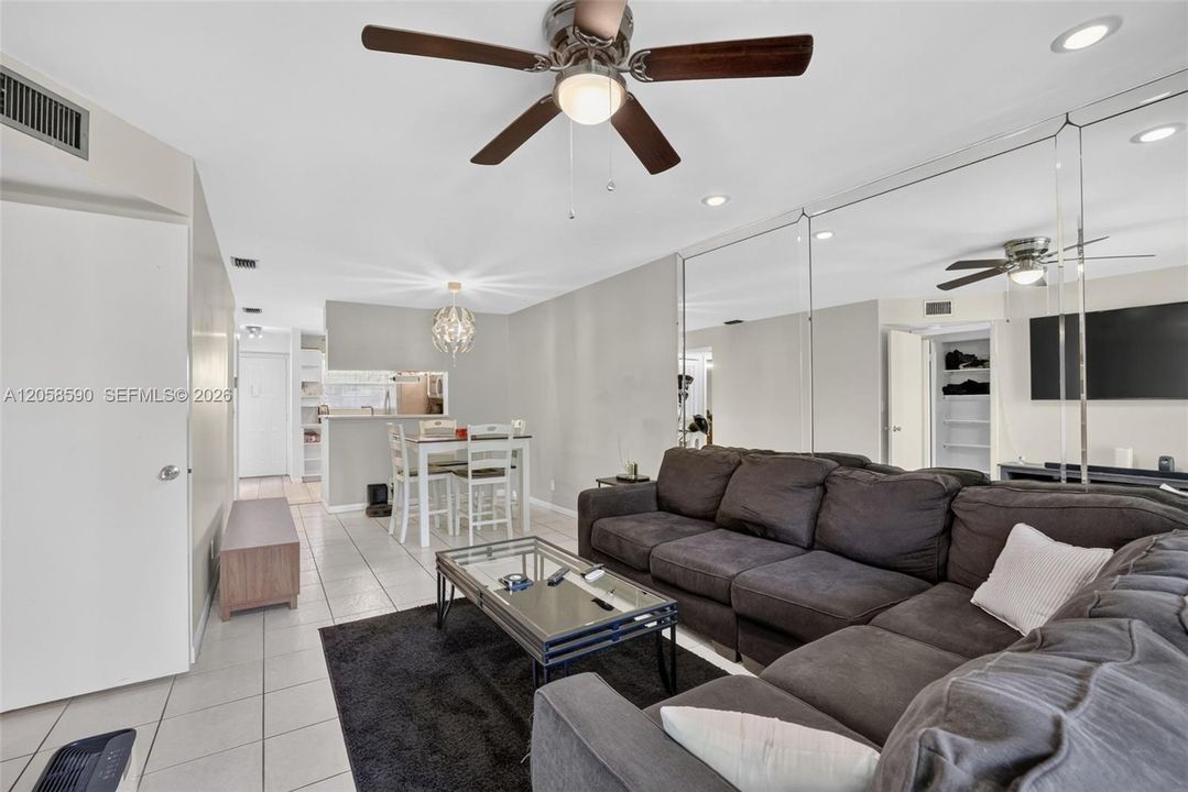 For Sale: $192,000 (2 beds, 2 baths, 985 Square Feet)