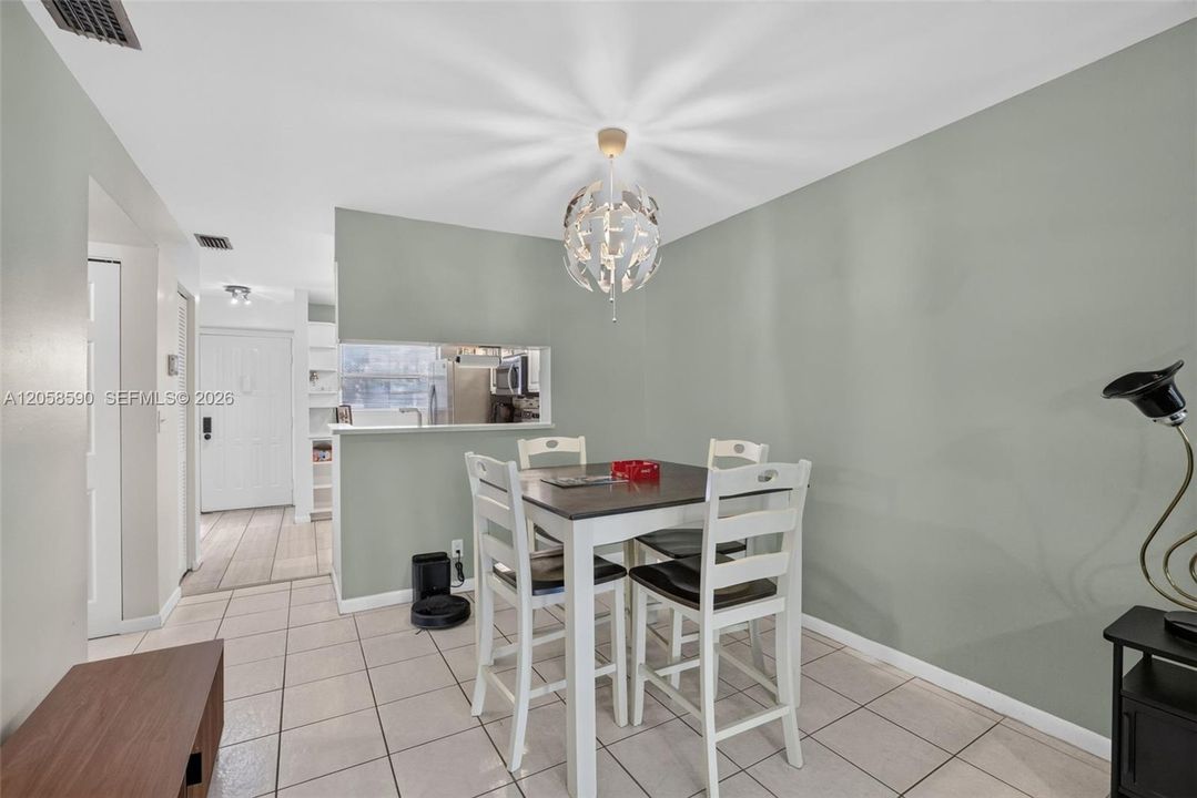 For Sale: $192,000 (2 beds, 2 baths, 985 Square Feet)