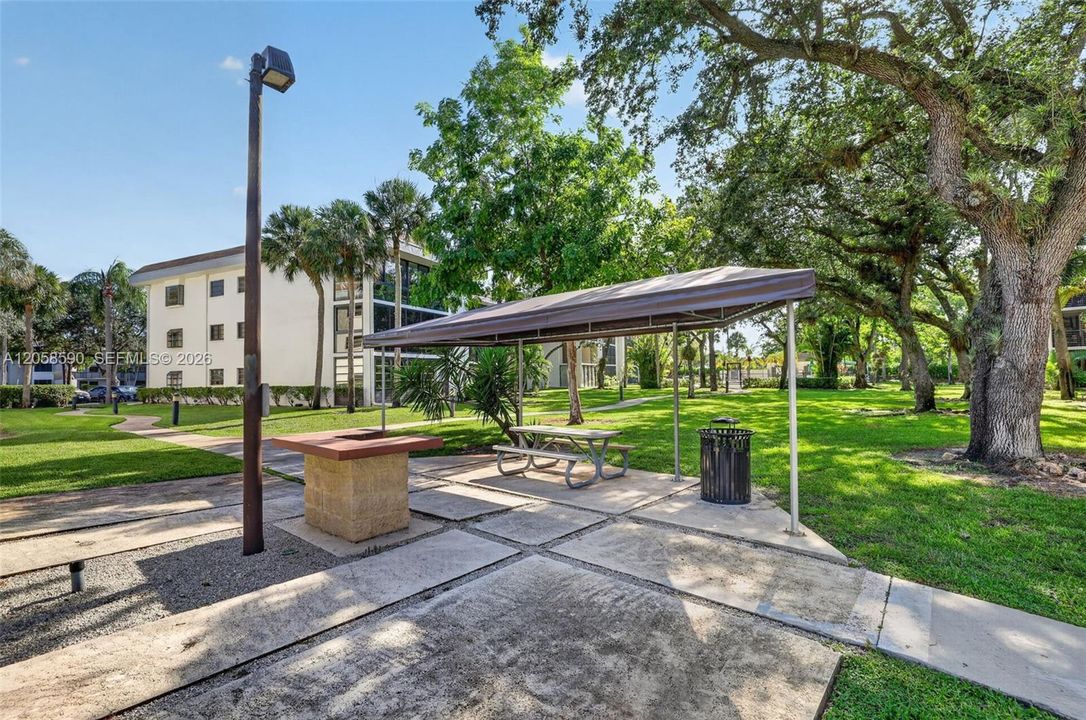 For Sale: $192,000 (2 beds, 2 baths, 985 Square Feet)