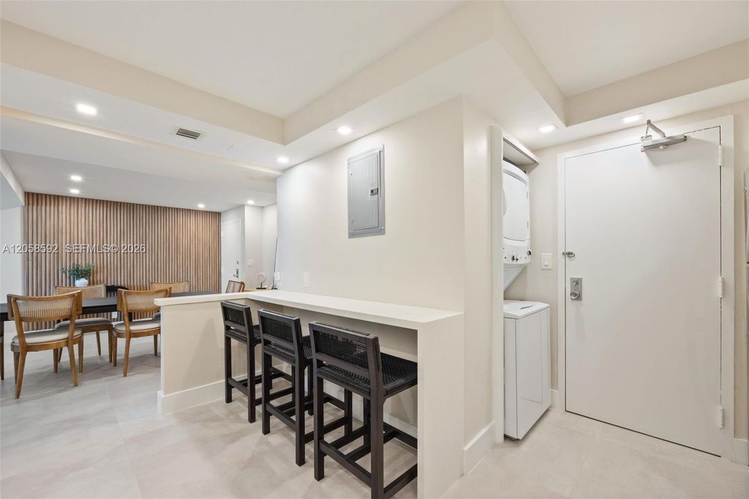eat-in kitchen bar and washer and dryer