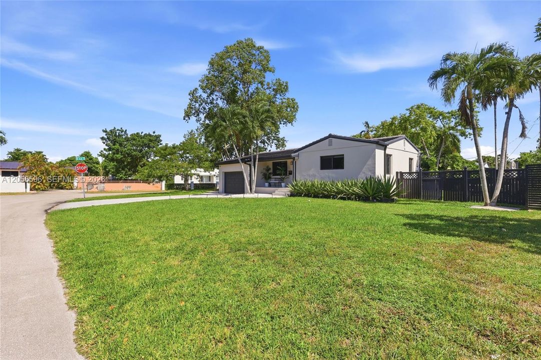 For Sale: $1,100,000 (3 beds, 2 baths, 1314 Square Feet)