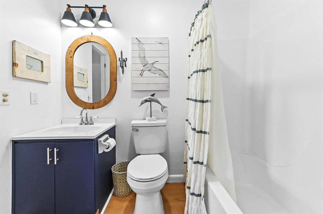 17 Bathroom 02