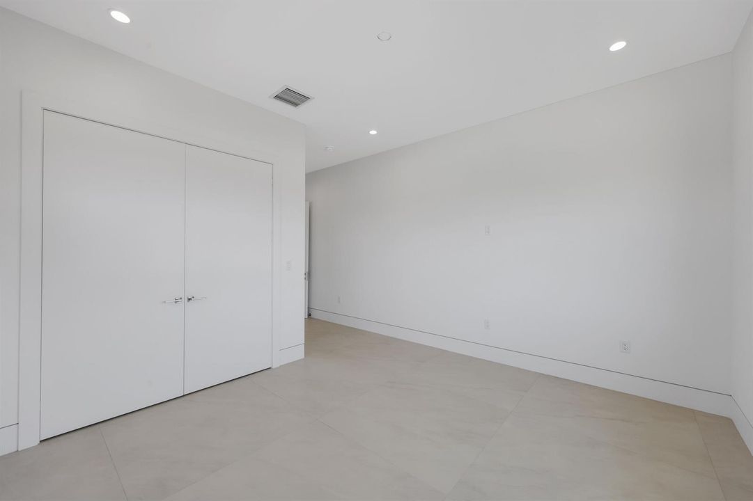 2612 Northeast 4th St - 54.jpg-FULL