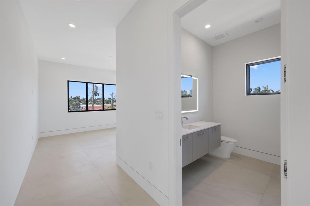 2612 Northeast 4th St - 52.jpg-FULL