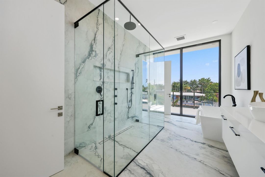 2612 Northeast 4th St - 58.jpg-FULL