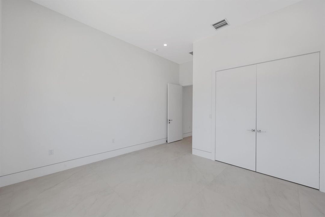 2612 Northeast 4th St - 83.jpg-FULL