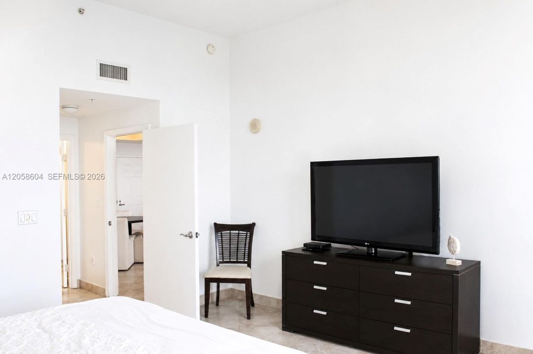 В аренду: $4,000 (1 спален, 1 ванн, 906 Квадратных фут)