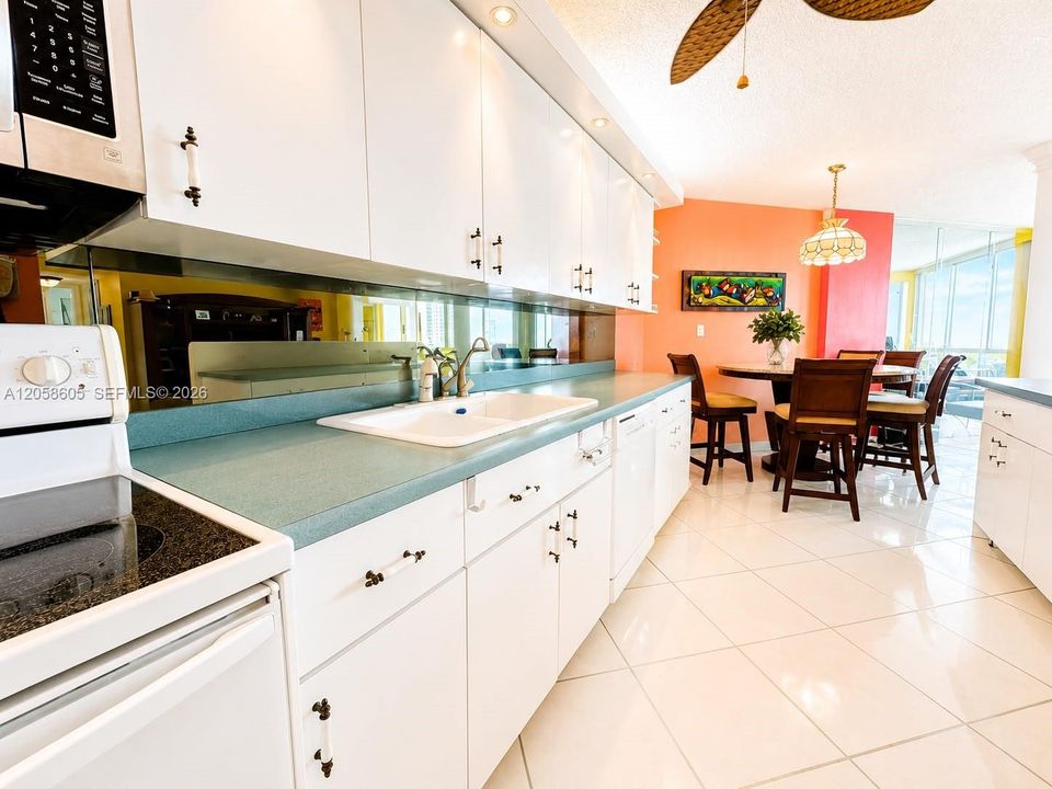 В аренду: $2,750 (1 спален, 2 ванн, 1010 Квадратных фут)