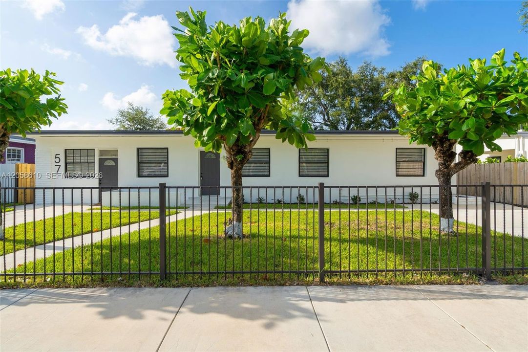 For Sale: $700,000 (5 beds, 3 baths, 1968 Square Feet)