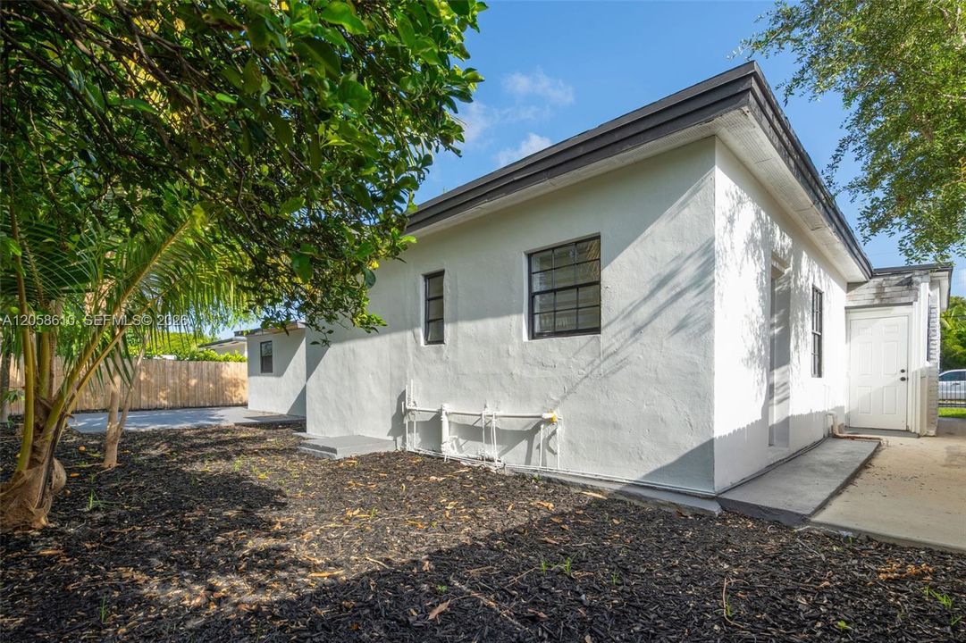 For Sale: $700,000 (5 beds, 3 baths, 1968 Square Feet)