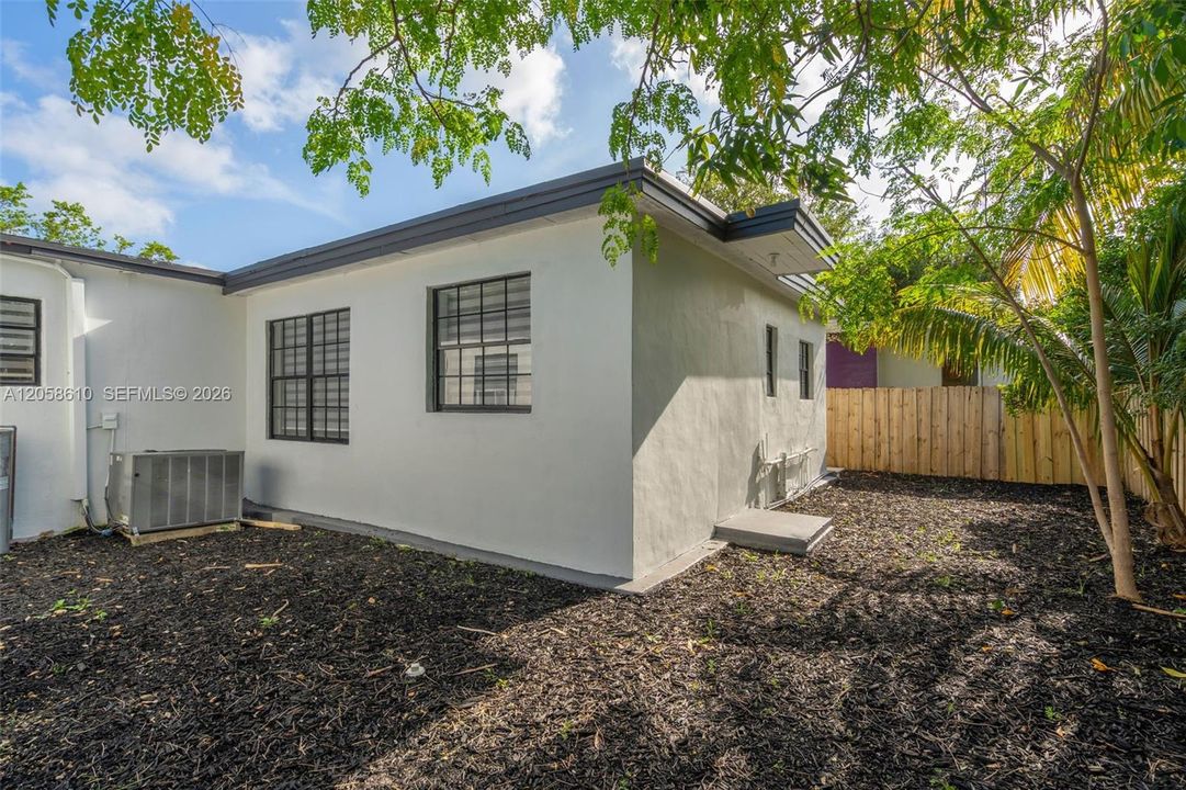 For Sale: $700,000 (5 beds, 3 baths, 1968 Square Feet)