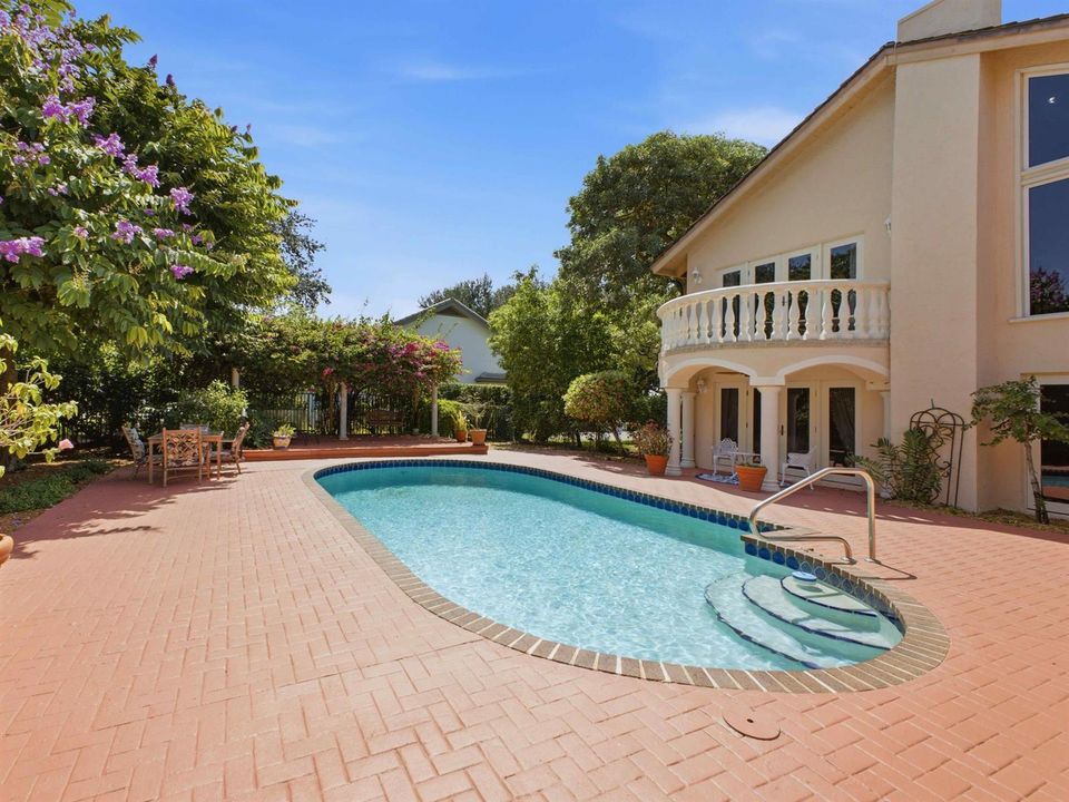 Pool to Sitting Deck