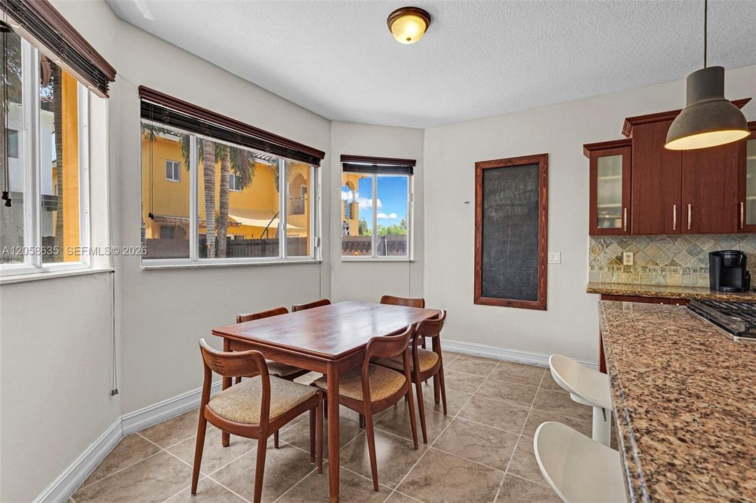 En Venta: $850,000 (4 camas, 2 baños, 2659 Pies cuadrados)