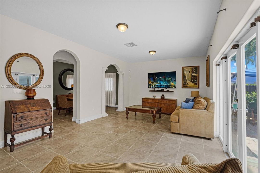 En Venta: $850,000 (4 camas, 2 baños, 2659 Pies cuadrados)