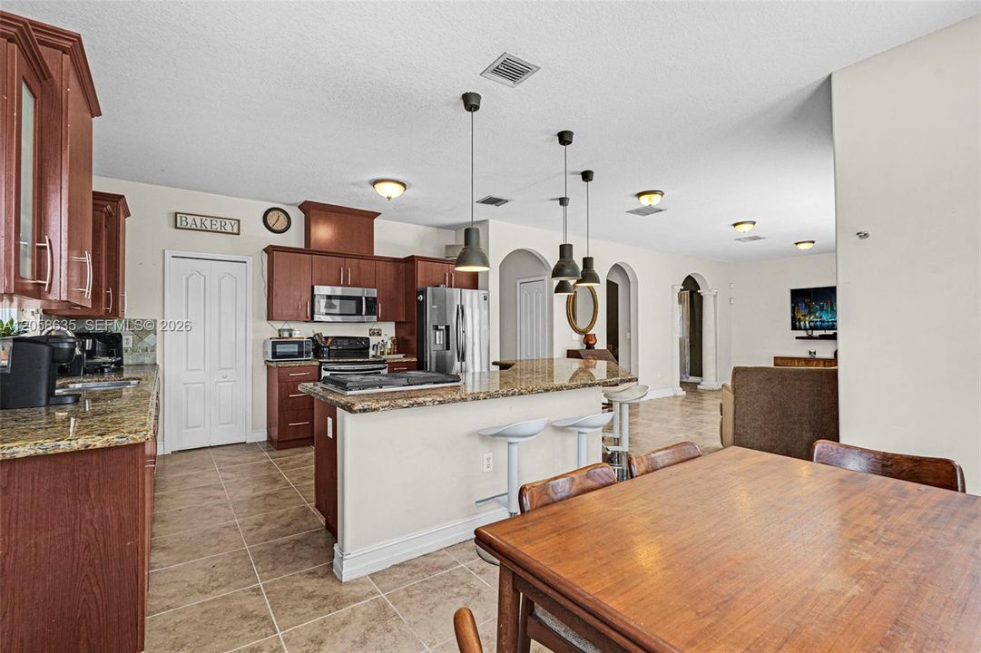 En Venta: $850,000 (4 camas, 2 baños, 2659 Pies cuadrados)