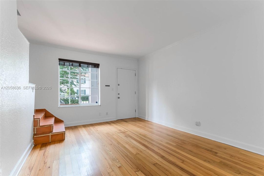 For Rent: $3,500 (2 beds, 1 baths, 900 Square Feet)