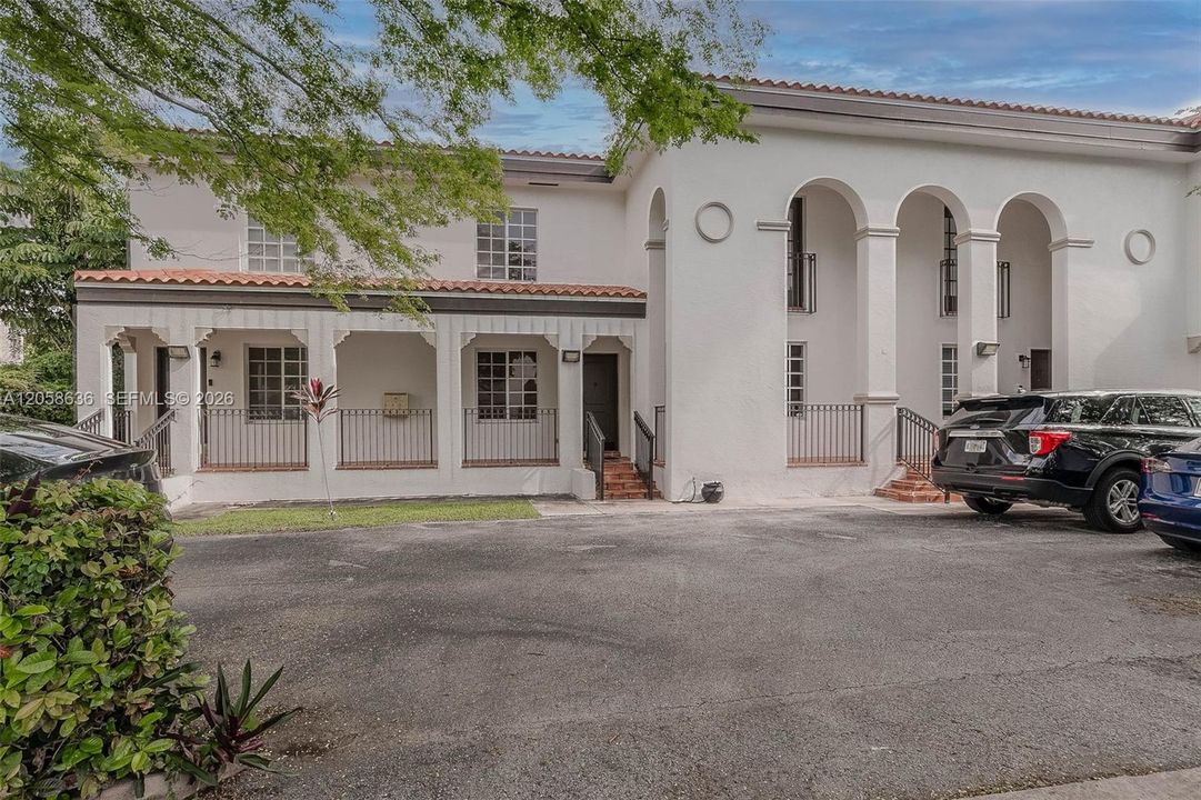 For Rent: $3,500 (2 beds, 1 baths, 900 Square Feet)