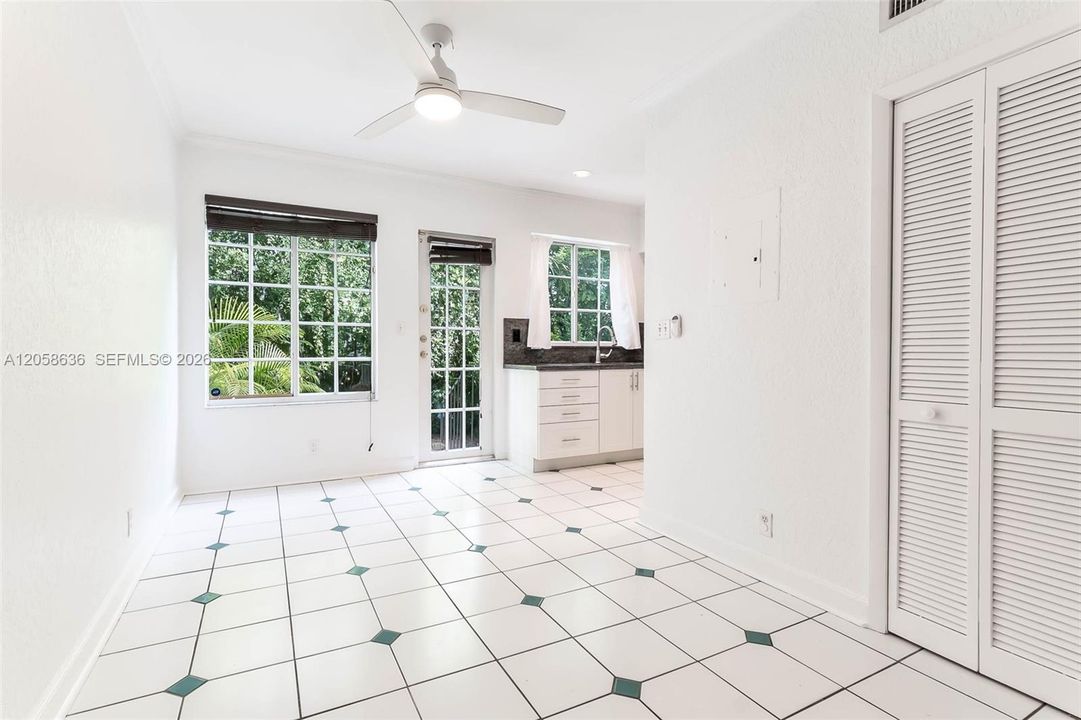 For Rent: $3,500 (2 beds, 1 baths, 900 Square Feet)