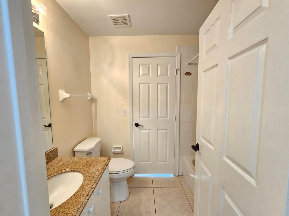 Bathroom 2 (2)