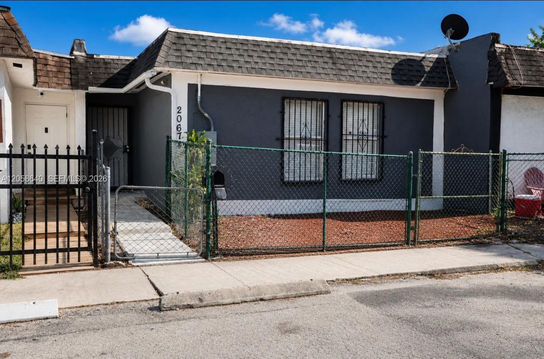 For Rent: $2,700 (3 beds, 1 baths, 1152 Square Feet)