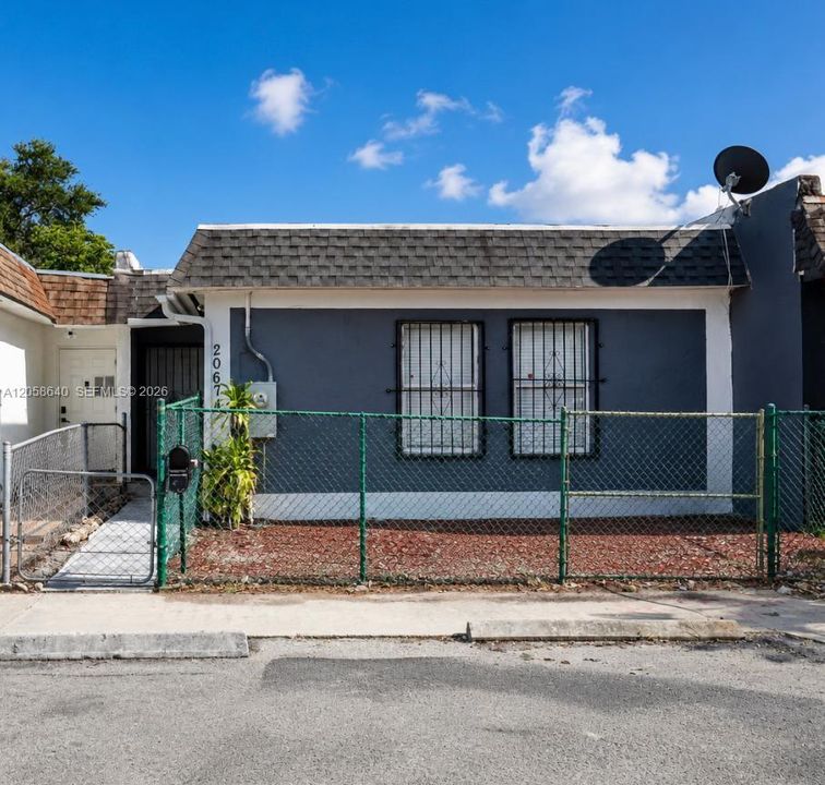 For Rent: $2,700 (3 beds, 1 baths, 1152 Square Feet)